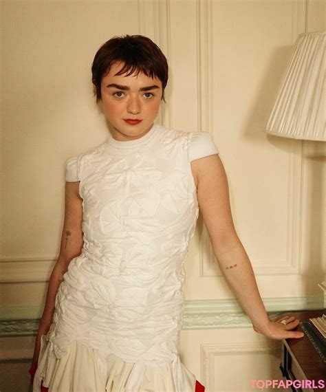 MAISIE WILLIAMS Nude